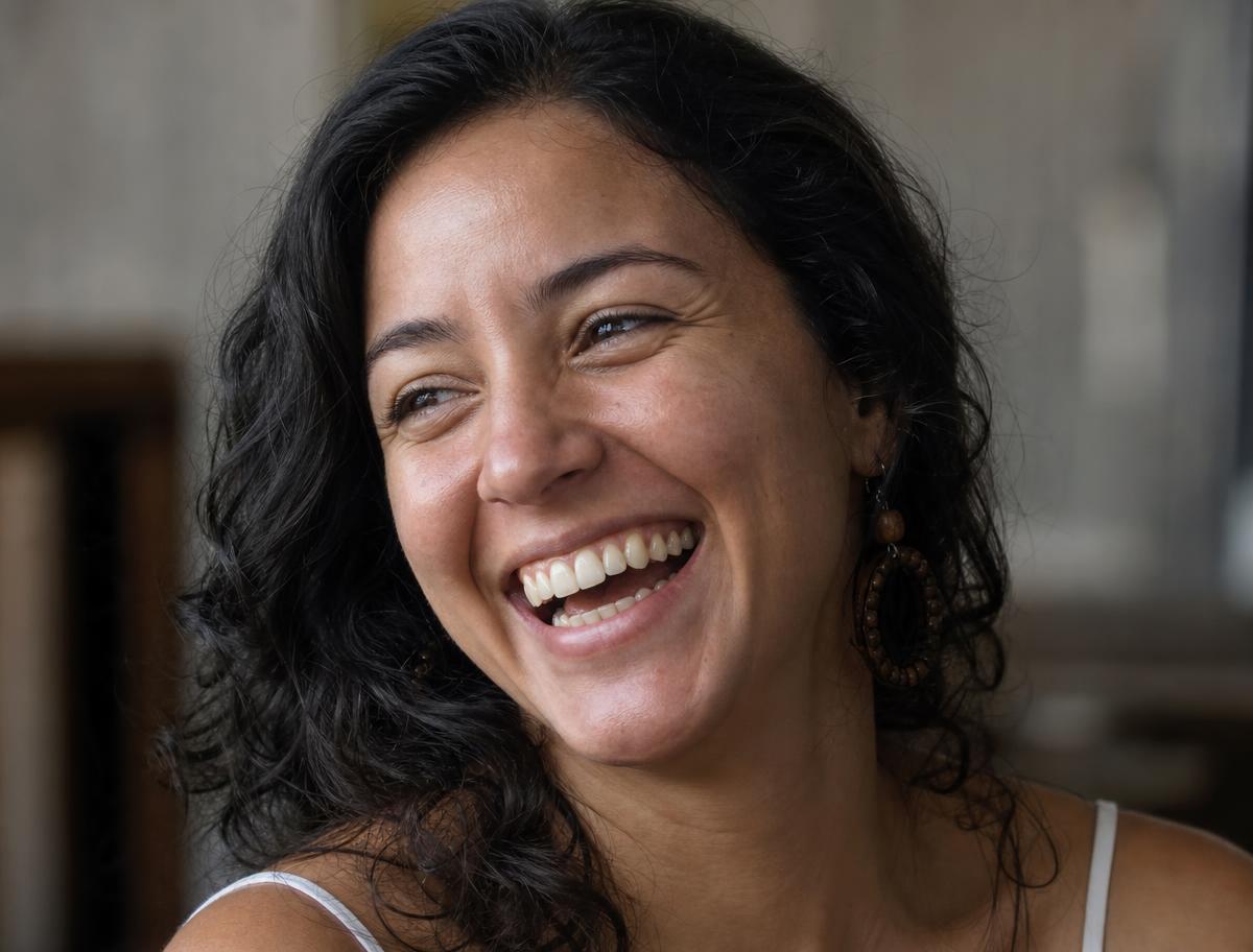 Mulher sorrindo naturalmente após procedimentos de estética do sorriso em Curitiba